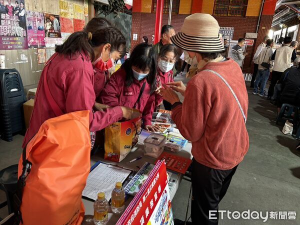 ▲內政部長劉世芳親赴下營區上帝廟，透過宗教場域向信眾推廣全民防災觀念。（記者林東良翻攝，下同）