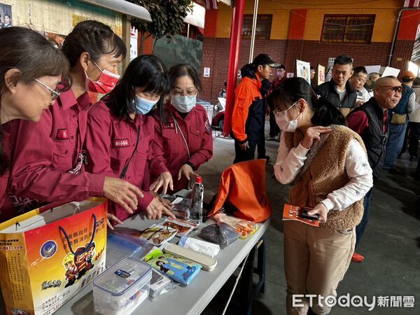 ▲內政部長劉世芳親赴下營區上帝廟，透過宗教場域向信眾推廣全民防災觀念。（記者林東良翻攝，下同）