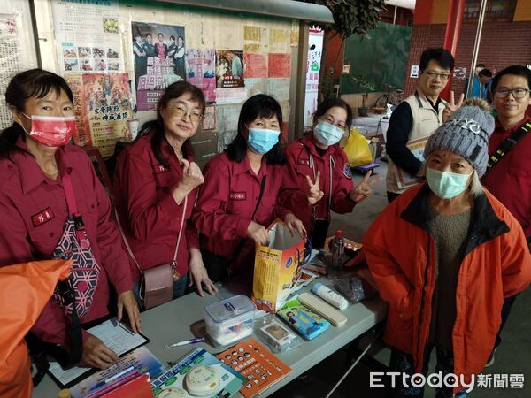 ▲內政部長劉世芳親赴下營區上帝廟，透過宗教場域向信眾推廣全民防災觀念。（記者林東良翻攝，下同）