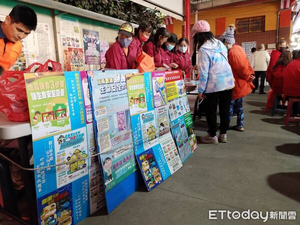 ▲內政部長劉世芳親赴下營區上帝廟，透過宗教場域向信眾推廣全民防災觀念。（記者林東良翻攝，下同）