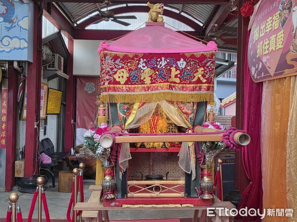 ▲▼    拒絕交友詐騙！嘉義大福興宮「行古禮拋繡球」再現浪漫。白沙屯媽祖情人節駕臨　擲筊抽電動自行車、65吋電視   。（圖／記者翁伊森攝）