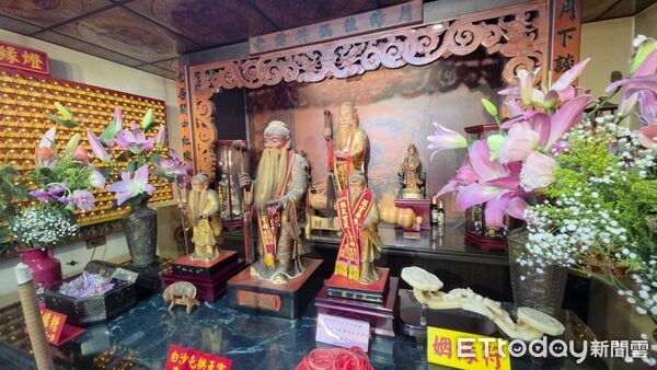 ▲▼    拒絕交友詐騙！嘉義大福興宮「行古禮拋繡球」再現浪漫。白沙屯媽祖情人節駕臨　擲筊抽電動自行車、65吋電視   。（圖／記者翁伊森攝）