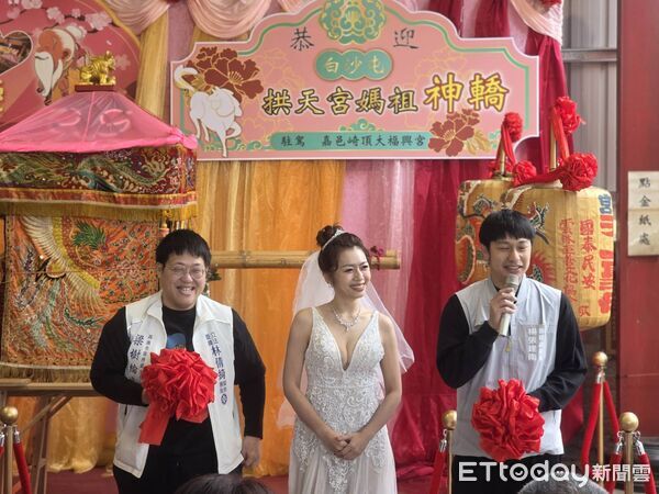 ▲▼    拒絕交友詐騙！嘉義大福興宮「行古禮拋繡球」再現浪漫。白沙屯媽祖情人節駕臨　擲筊抽電動自行車、65吋電視   。（圖／記者翁伊森攝）