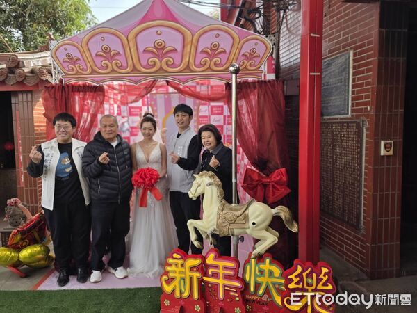 ▲▼    拒絕交友詐騙！嘉義大福興宮「行古禮拋繡球」再現浪漫。白沙屯媽祖情人節駕臨　擲筊抽電動自行車、65吋電視   。（圖／記者翁伊森攝）