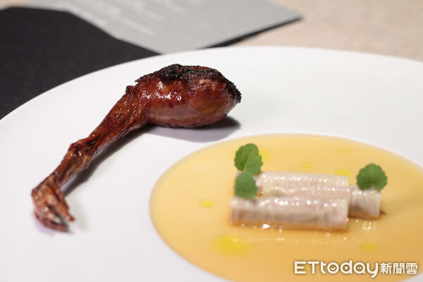 ▲從剁椒發酵到蘭州牛肉麵　一星餐廳「Circum」春季新菜重現傳統智慧。（圖／記者黃士原攝）