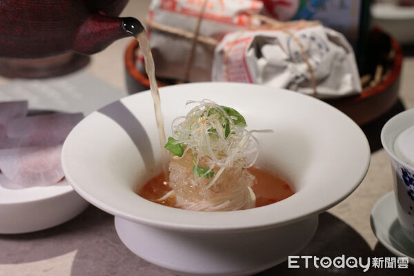 ▲從剁椒發酵到蘭州牛肉麵　一星餐廳「Circum」春季新菜重現傳統智慧。（圖／記者黃士原攝）