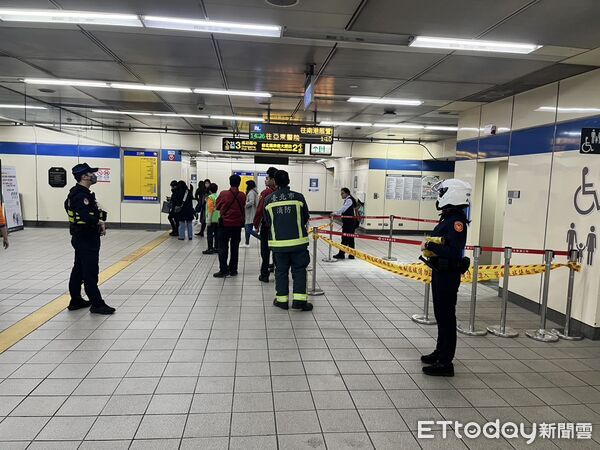 ▲▼             72歲曾男在北捷善導寺站男廁縱火。（圖／記者張君豪翻攝，下同）