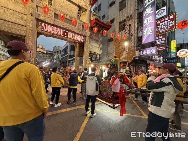 ▲▼   民眾黨嘉義市長參選人張啓楷全程扶轎參與迎春遶境　走遍舊諸羅與鄉親同行、傳承文化   。（圖／民眾黨嘉義黨部提供）