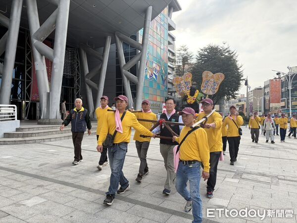 ▲▼   民眾黨嘉義市長參選人張啓楷全程扶轎參與迎春遶境　走遍舊諸羅與鄉親同行、傳承文化   。（圖／民眾黨嘉義黨部提供）