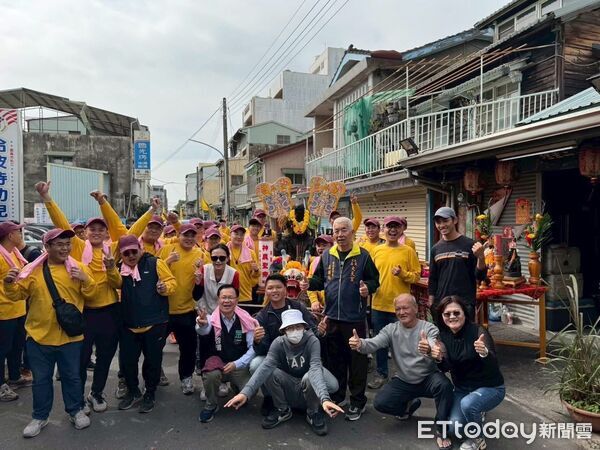 ▲▼   民眾黨嘉義市長參選人張啓楷全程扶轎參與迎春遶境　走遍舊諸羅與鄉親同行、傳承文化   。（圖／民眾黨嘉義黨部提供）