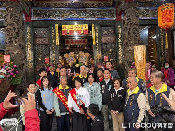▲▼   民眾黨嘉義市長參選人張啓楷全程扶轎參與迎春遶境　走遍舊諸羅與鄉親同行、傳承文化   。（圖／民眾黨嘉義黨部提供）