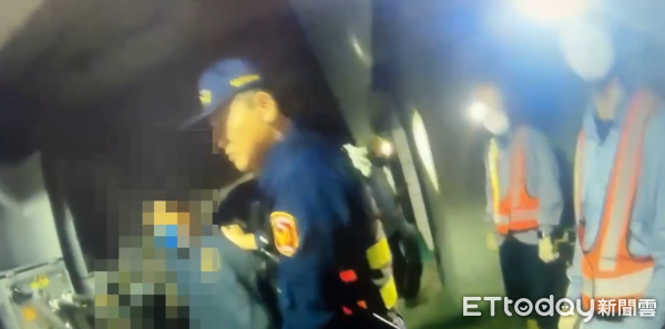 ▲鄭姓男子涉嫌夜闖變壓室竊取電纜線，警方當場逮捕並查扣作案工具。（記者林東良翻攝，下同）