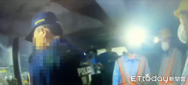 ▲鄭姓男子涉嫌夜闖變壓室竊取電纜線，警方當場逮捕並查扣作案工具。（記者林東良翻攝，下同）