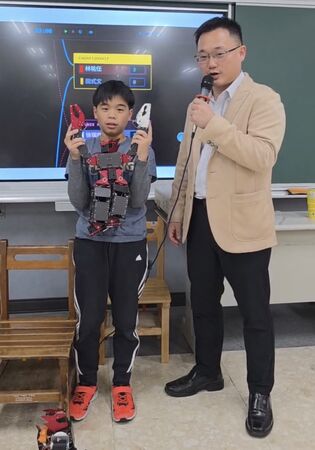 ▲集美國小「強生AI鋼鐵鬥士營」成果展昨日迎來最狂高潮。（圖／主辦單位提供）