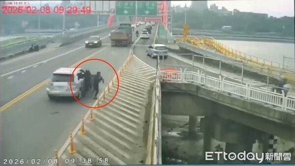 ▲▼鄭男在關渡橋上跳車逃逸，橫跨車陣企圖擺脫警方攔查，警方最終在自行車引道旁的草叢將他逮捕             。（圖／記者陳以昇翻攝）