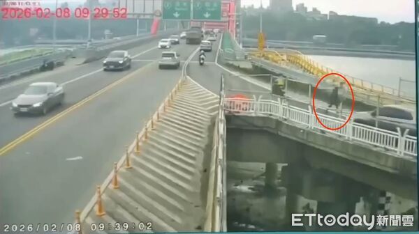 ▲▼鄭男在關渡橋上跳車逃逸，橫跨車陣企圖擺脫警方攔查，警方最終在自行車引道旁的草叢將他逮捕             。（圖／記者陳以昇翻攝）