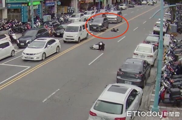 ▲▼蘆洲女騎機車直行遭逆向男騎士撞倒，女騎士遭撞噴飛波及停等的小客車             。（圖／記者陳以昇翻攝）