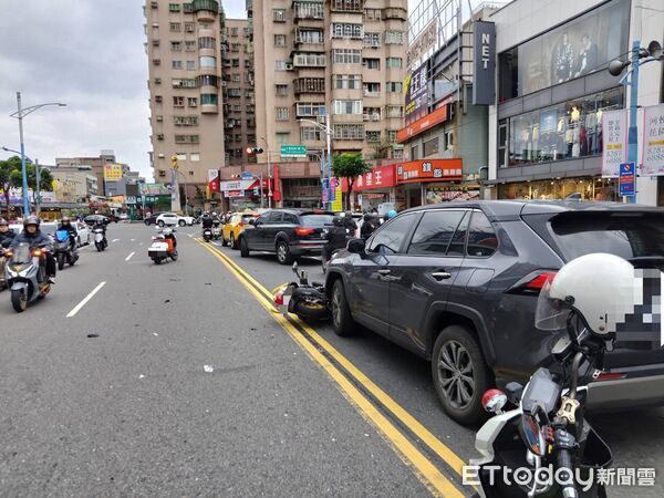 ▲▼蘆洲女騎機車直行遭逆向男騎士撞倒，女騎士遭撞噴飛波及停等的小客車             。（圖／記者陳以昇翻攝）