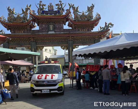 ▲安平開台天后宮寫春聯活動期間，一名信眾突發昏厥，現場醫師即時施救。（記者林東良翻攝，下同）