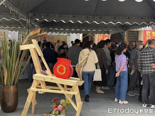 ▲安平開台天后宮寫春聯活動期間，一名信眾突發昏厥，現場醫師即時施救。（記者林東良翻攝，下同）