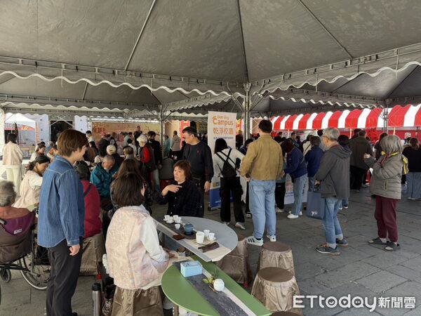 ▲安平開台天后宮寫春聯活動期間，一名信眾突發昏厥，現場醫師即時施救。（記者林東良翻攝，下同）