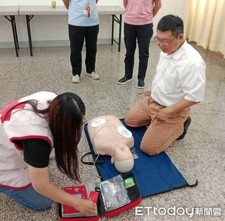 ▲安平開台天后宮寫春聯活動期間，一名信眾突發昏厥，現場醫師即時施救。（記者林東良翻攝，下同）