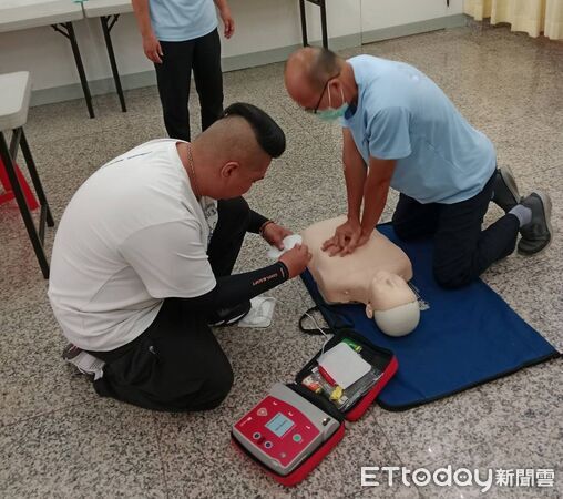 ▲安平開台天后宮寫春聯活動期間，一名信眾突發昏厥，現場醫師即時施救。（記者林東良翻攝，下同）