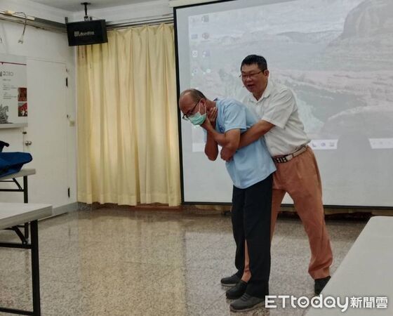 ▲安平開台天后宮寫春聯活動期間，一名信眾突發昏厥，現場醫師即時施救。（記者林東良翻攝，下同）