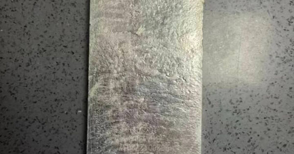 大陸湖北省丹江口市公安局三官殿派出所近日接獲轄區民眾張先生報案，稱其網購的快遞包裹中，意外多出一塊來歷不明、份量不輕的銀板。（圖／翻攝自瀟湘晨報）