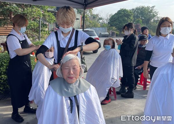 ▲▼   龍騰馬躍迎新春 嘉基連兩日圍爐 暖心陪伴嘉義縣市長輩度佳節  。（圖／嘉義基督教醫院提供）