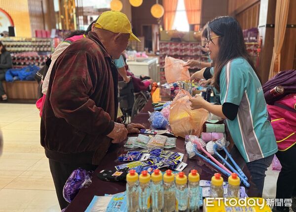 ▲▼   龍騰馬躍迎新春 嘉基連兩日圍爐 暖心陪伴嘉義縣市長輩度佳節  。（圖／嘉義基督教醫院提供）