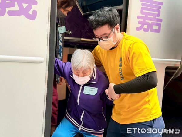 ▲▼   龍騰馬躍迎新春 嘉基連兩日圍爐 暖心陪伴嘉義縣市長輩度佳節  。（圖／嘉義基督教醫院提供）