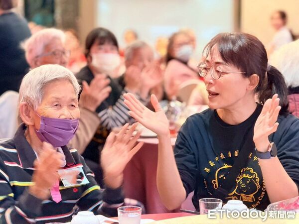 ▲▼   龍騰馬躍迎新春 嘉基連兩日圍爐 暖心陪伴嘉義縣市長輩度佳節  。（圖／嘉義基督教醫院提供）