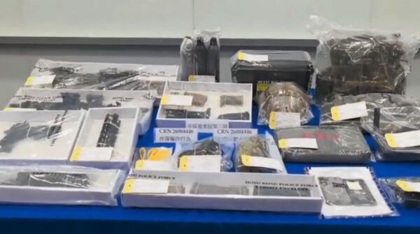 ▲▼港男預告「初一地鐵放炸彈」　警在他家發現仿槍、戰術頭盔。（圖／翻攝香港警務處）