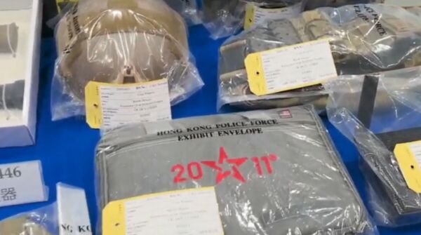 ▲▼港男預告「初一地鐵放炸彈」　警在他家發現仿槍、戰術頭盔。（圖／翻攝香港警務處）