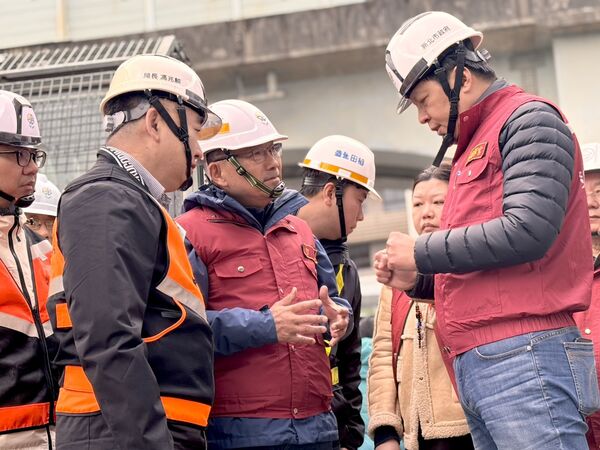 ▲侯友宜8日到新北市思源路、五工路口視察自來水管線破管狀況。（圖／新北市府提供）