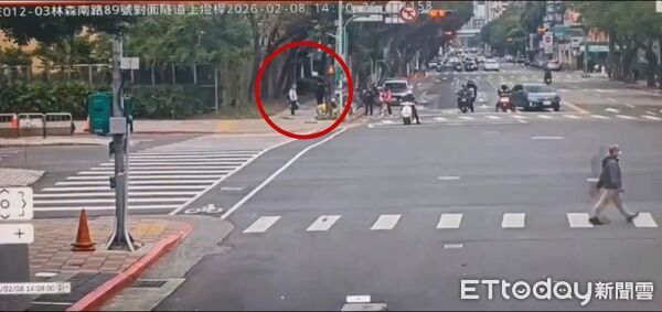 ▲曾嫌對北捷連續施行縱火過程全被監視器拍下。（圖／記者張君豪翻攝）