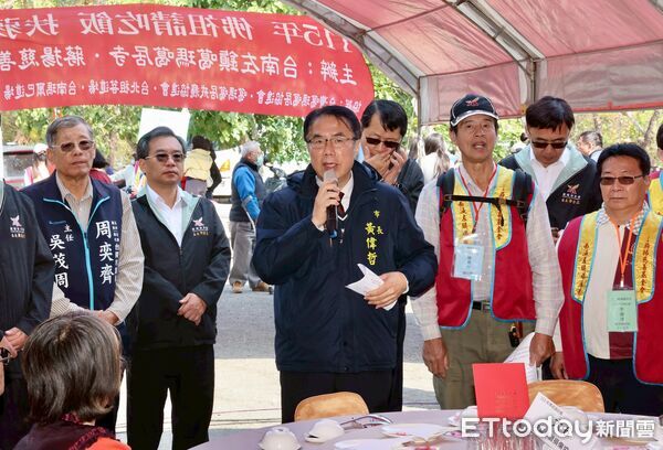 ▲台南市長黃偉哲與洛本天津仁波切到場關懷，發放福田金與禦寒物資，送上新年祝福。（記者林東良翻攝，下同）