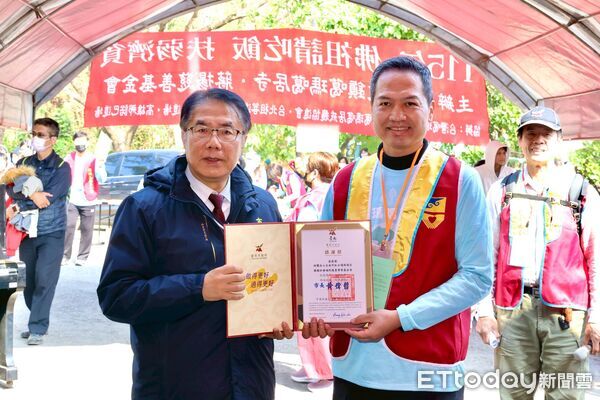 ▲台南市長黃偉哲與洛本天津仁波切到場關懷，發放福田金與禦寒物資，送上新年祝福。（記者林東良翻攝，下同）