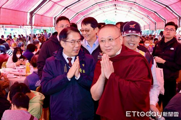 ▲台南市長黃偉哲與洛本天津仁波切到場關懷，發放福田金與禦寒物資，送上新年祝福。（記者林東良翻攝，下同）