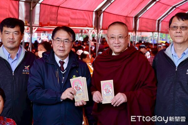 ▲台南市長黃偉哲與洛本天津仁波切到場關懷，發放福田金與禦寒物資，送上新年祝福。（記者林東良翻攝，下同）