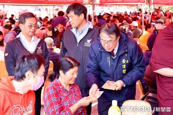 ▲台南市長黃偉哲與洛本天津仁波切到場關懷，發放福田金與禦寒物資，送上新年祝福。（記者林東良翻攝，下同）