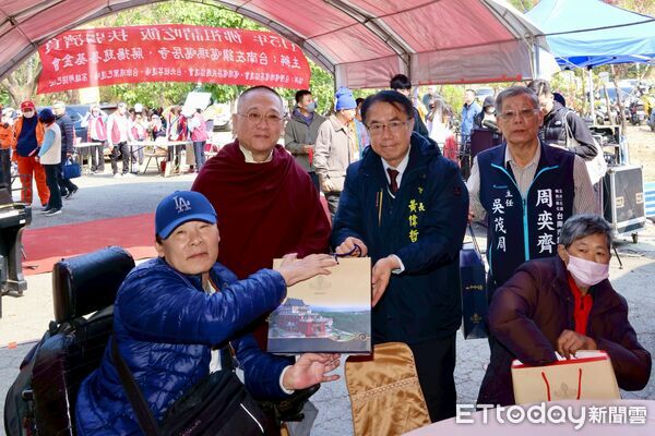 ▲台南市長黃偉哲與洛本天津仁波切到場關懷，發放福田金與禦寒物資，送上新年祝福。（記者林東良翻攝，下同）