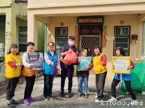 ▲枋寮警分局日前結合警察志工助弱勢家庭。（圖／記者陳崑福翻攝）