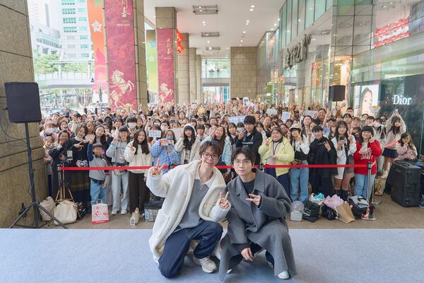 ▲▼ 黃氏兄弟哲哲、瑋瑋出席一日店長活動。（圖／EASE香氛提供）