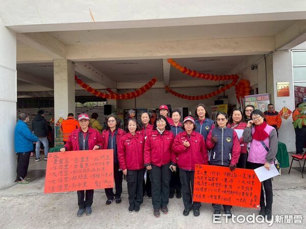 ▲南消七大隊南門分隊與義消中隊發起冬令物資分享活動，關懷弱勢族群溫暖過年。（記者林東良翻攝，下同）