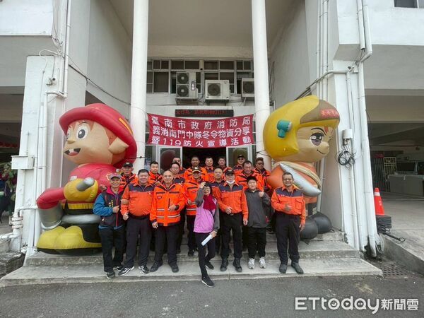 ▲南消七大隊南門分隊與義消中隊發起冬令物資分享活動，關懷弱勢族群溫暖過年。（記者林東良翻攝，下同）