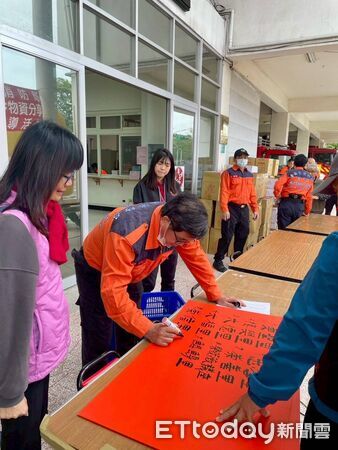 ▲南消七大隊南門分隊與義消中隊發起冬令物資分享活動，關懷弱勢族群溫暖過年。（記者林東良翻攝，下同）