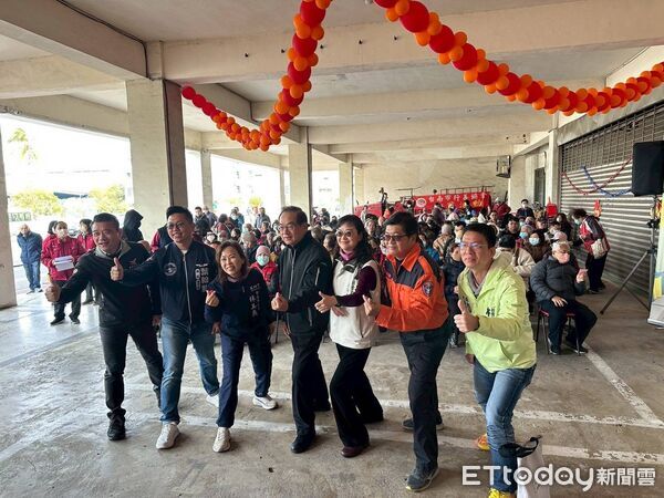 ▲南消七大隊南門分隊與義消中隊發起冬令物資分享活動，關懷弱勢族群溫暖過年。（記者林東良翻攝，下同）