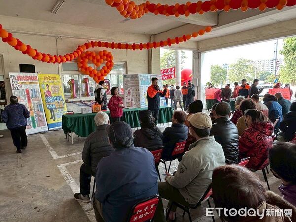 ▲南消七大隊南門分隊與義消中隊發起冬令物資分享活動，關懷弱勢族群溫暖過年。（記者林東良翻攝，下同）